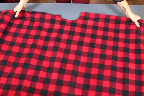 How To Make A Poncho, Poncho Diy, Fleece Sewing Projects, Poncho Pattern Sewing, Fleece Crafts, Fleece Projects, Fleece Poncho, Blanket Poncho, Fleece Patterns