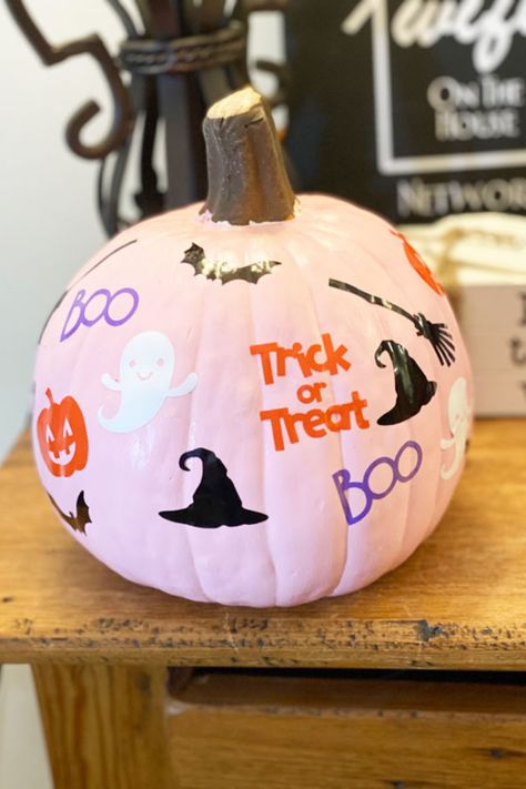 Painting Pumpkin Ideas Halloween, Pumpkin Ideas Painted Cute, Pumpkin Decorating Sharpie, Cute Spooky Pumpkin Painting Ideas, Pumpkin Painting Girly, White Pumpkin Painting Ideas Easy, Pink Pumpkin Ideas, Pumpkin Painting Ideas Fall Cute, Halloween Painted Pumpkins Ideas