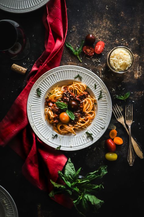 Italian Bolognese Sauce, Italian Bolognese, Italian Food Photography, Pasta Menu, Bolognese Pasta, Food Photography Composition, Food Flatlay, Dark Food Photography, Garlic Noodles