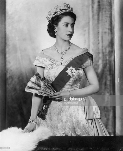 News Photo : Studio portrait of Queen Elizabeth II holding a... Queen Elizabeth Portrait, Queen Elizabeth Photos, Elizabeth Queen, Princesa Elizabeth, Young Queen Elizabeth, Order Of The Garter, Rainha Elizabeth Ii, Reine Elizabeth Ii, Reine Elizabeth