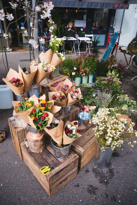 Turlock California, Farmers Market Flowers, Farmers Market Display, Market Decor, Flower Cafe, Summer Market, Yellow Brick Home, Cut Flower Farm, Nick Nacks