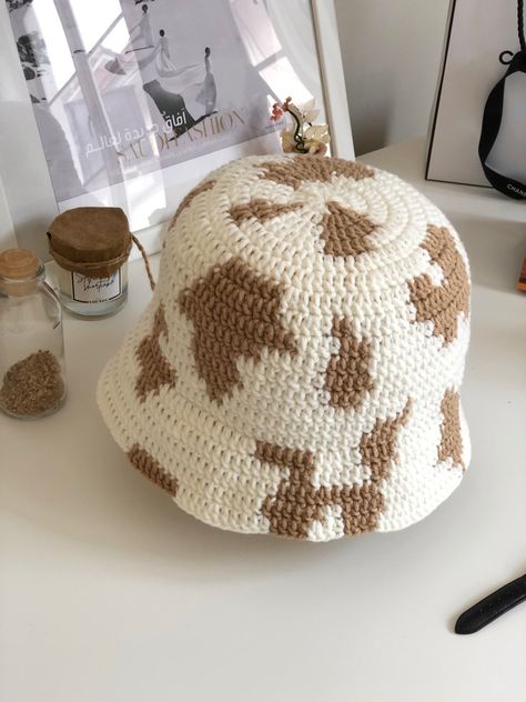 ig: @ocavve.id Cow Print Crochet, Crochet Bucket Hat Free Pattern, Easy Crochet Bucket Hat, Cow Crochet, Crochet Knit Stitches, Crochet Bucket, Crochet Bucket Hat, Knit Stitch, Cow Print