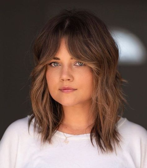 Shag with Middle Part Curtain Bangs for Round Faces Fall Hair Highlights, Langer Pony, Chubby Face Haircuts, Modern Shag Haircut, Half Updo Hairstyles, Mom Hair, Balayage Blond, Fall Hair Color Trends, Bangs For Round Face