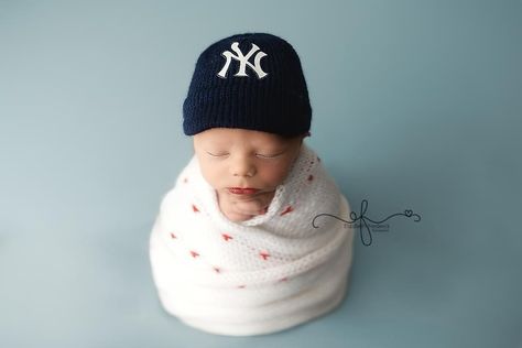 ⚾👶 Sweetest Little Yankee Fan Alert! 👶⚾ Look at this adorable bundle of joy wrapped up snug in a baseball-inspired blanket, sporting a Yankees cap! 🌟 #ctnewbornphotographer #baseball #yankees #yankeesbaseball #ctphotographer #connecticut #photographer #newbornphotography #newbornphotographer Baseball Yankees, Yankees Baseball Cap, Yankees Cap, Yankees Fan, Baby Boy Clothing Sets, Albany Ny, Yankees Baseball, Newborn Boy, Clothing Sets