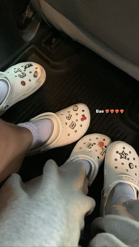 Crocs Ideas White, Crocs Charm Ideas, Zayn Christmas, White Crocs Aesthetic, Couple Crocs, Couple Shoes Matching, Crocs Aesthetic, Clog Outfit, Crocs Ideas