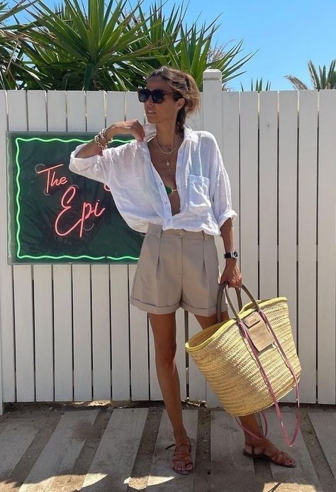 Trendy Shorts Outfits, Saudi Travel, Brown Sandals Outfit, Shorts Outfits Summer, Linen Shorts Outfit, Summery Outfits, Breezy Outfit, Big Basket, Outfits For Summer