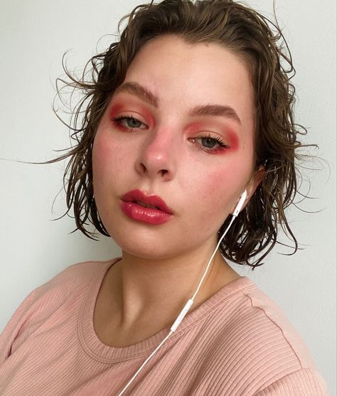 Only Eyeshadow Look, Red Makeup Looks For Hooded Eyes, Downturned Eyeshadow, Graphic Makeup Hooded Eyes, Cool Eyeliner For Hooded Eyes, Fun Makeup For Hooded Eyes, Hooded Eyes Eyeshadow Looks, Single Color Eyeshadow, Eyeshadow Ideas For Hooded Eyes