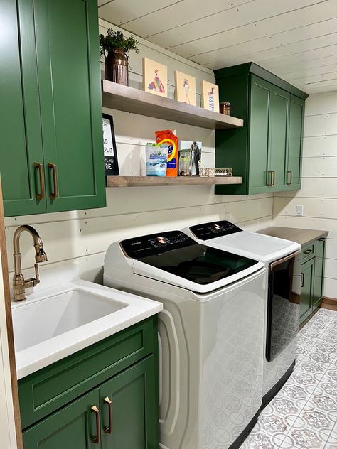 Sherwin Williams Arugula, Green Sherwin Williams, Greens And Neutrals, Bright Laundry Room, Laundry Room Pantry, Laundry Room Paint Color, Pink Laundry Rooms, Laundry Room Paint, Utility Room Designs