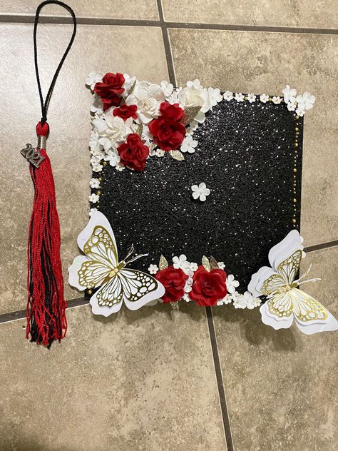 Black Glitter Graduation Cap, Graduation Cap Designs Maroon, Graduation Cap Designs Red And White, Red Graduation Cap Decoration, Red Cap Ideas For Graduation, Grad Cap Inspo College, Graduation Cap Designs Red And Black, Elegant Grad Cap Ideas, Black Cap Decoration Graduation