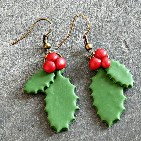 Holly Earrings, Polymer Clay Christmas Earrings, Clay Christmas Earrings, Vintage Christmas Earrings, Crea Fimo, Wire Projects, Christmas Jewellery, Diy Earrings Polymer Clay, Scandi Christmas