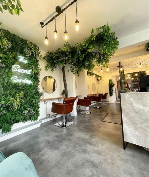 Garden Salon Ideas, Salon With Plants, Green Salon Decor, Green Hair Salon, Makeup Studio Decor, Barber Shop Interior, Home Hair Salons, Esthetician Room Decor, Dream Salon