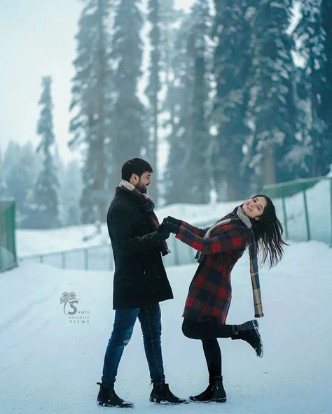 Snow-Clad Winter Themed Pre-Wedding Shoot Ideas - ShaadiWish Couple Poses In Snow, Poses In Snow, Winter Couple Pictures, Couple Photography Winter, Old Objects, New Hijab, Snow Photoshoot, Travel Pose, Snow Photography