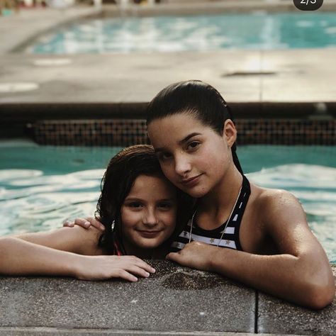 Annie.Hayley.Caleb on Instagram: “I am going to cry rn!! #sisters #swimming #pool #bestpictureever #ilysm ❤️❤️” Annie And Hayley Leblanc, Bratayley Hayley, Bratayley Family, Haley Leblanc, Annie Leblanc Outfits, Sister Goals, Julianna Grace Leblanc, Hayden Summerall, Julianna Leblanc