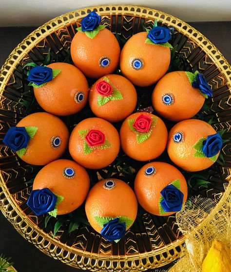 Orange Plate Decoration, Seer Plate Decoration, Plate Decoration Ideas For Wedding, Seer Plate Decoration Ideas, Plate Decoration For Baby Shower Indian, Seer Thattu Decoration Ideas, Plate Decorations Engagement, Fruits Decoration Ideas For Wedding, Baby Shower Plate Decoration