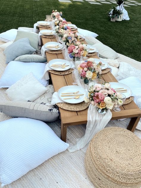 This Pop-Up Picnic Company's Al Fresco Events Are Made for Social Distancing - D Magazine Picnic Style Party, Beach Picnic Party, Picnic Party Decorations, Outdoor Dinner Party, Backyard Dinner Party, Picnic Birthday Party, Idee Babyshower, Deco Champetre, Backyard Birthday