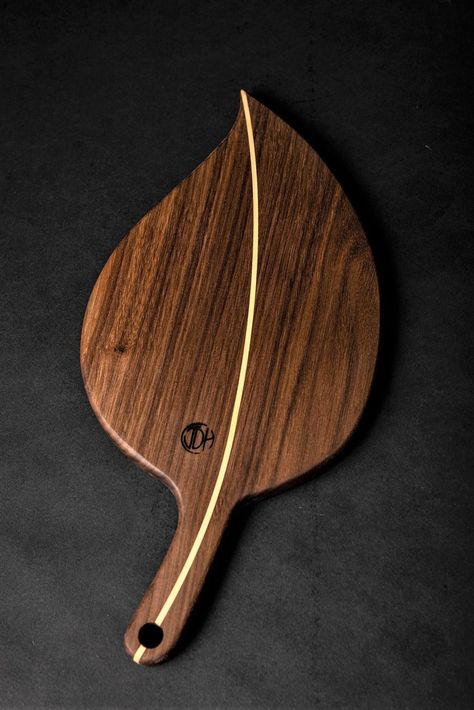 Leaf Shaped Serving Board - Etsy Canada Charcuttery Boards, Picket Projects, Boards Charcuterie, Wooden Serving Boards, Woodworking Inspiration, Wood Carving Patterns, Wood Turning Projects, Wooden Projects, Woodworking Wood