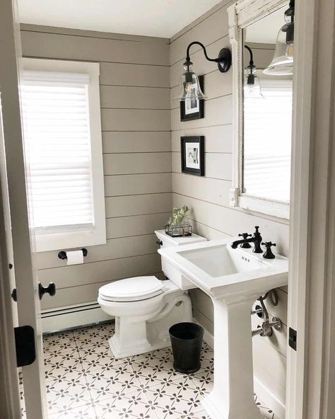 35 Shiplap Bathroom Accent Wall Ideas to Spruce Up Your Bathroom Bathroom With Pedestal Sink, Bathroom Wall Ideas, Small Farmhouse Bathroom, Pedestal Sink Bathroom, Ideas Cuarto, Farmhouse Bathroom Design, Bathroom Vanity Decor, Shiplap Bathroom, Greige Paint Colors