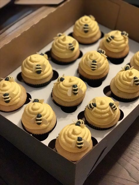 Bee Hive Cupcakes Bee Hive Cupcakes, Cupcakes Aesthetic, Bee Cupcakes, Bee Hive, Just Desserts, Future Wedding, Frosting, Cupcake, Muffins