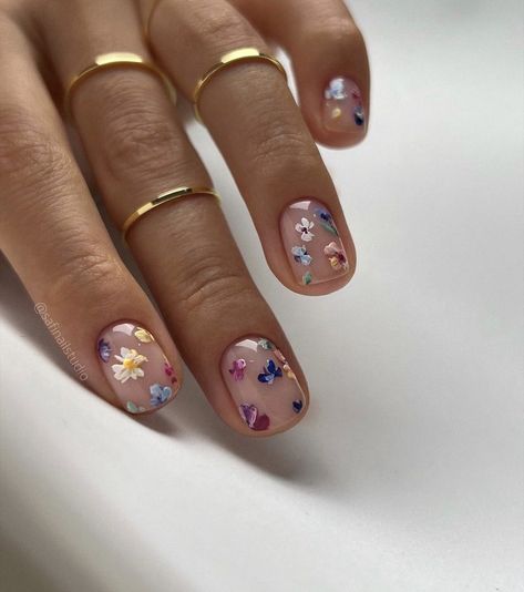 Metallic Flower Nails, Art Museum Nails, Therapist Nails, Dainty Flower Nails, Flower Manicure, Nail Boutique, Modern Nails, Casual Nails, Cute Gel Nails