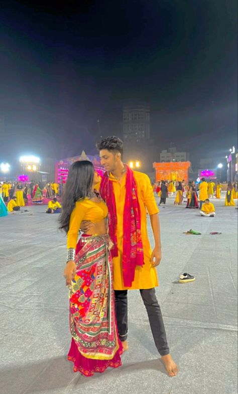 #garba #garbaoutfit #navratrichaniyacholi #navratri #navratridress #navratrispecial #aesthetic #poses #bffgoals #bestfriendpictures Garba Poses Couple, Garba Couple Pictures, Navratri Couple Pose, Couple Garba, Navratri Pics, Navratri Pic, Garba Couple, Navratri Poses, Navratri Ideas