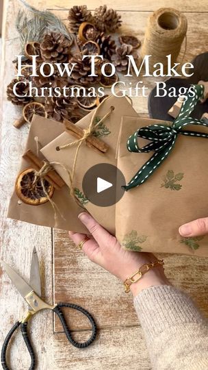 Ideas For Small Gifts, Wrapping Christmas Presents, Diy Bag Making, Christmas Wrapping Ideas, Wrapping Inspiration, Simple Bow, Gift Wrapping Techniques, Gift Wrapping Inspiration, Dried Orange Slices