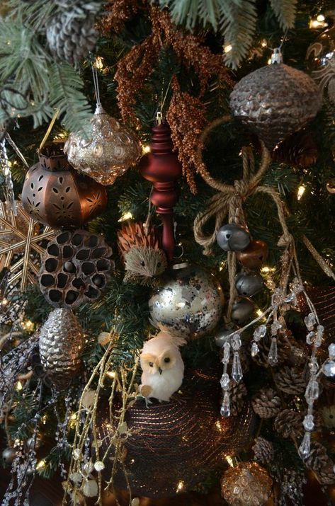 Christmas Tree Ideas 2023, Christmas Tree Idea, Woodland Christmas Decor, Pagan Christmas, Woodland Christmas Tree, Copper Christmas, Tree Decorations Christmas, Christmas Tree Diy, Alternative Christmas