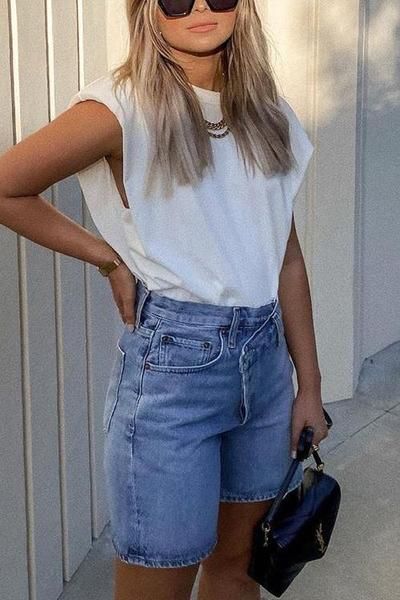 f4a4da9aa7eadfd23c7bdb7cf57b3112desc47410857ri Bermuda Shorts Outfit, Denim Shorts Outfit, Looks Jeans, Shorts Outfit, High Rise Shorts, Hot Outfits, Outfit Aesthetic, Looks Style, Spring Summer Outfits