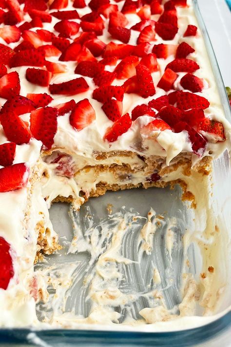 Strawberry Ice Box Cake Graham Crackers, Strawberry Icebox Cake Recipe, Cake No Bake, Refrigerator Cake, Strawberry Icebox Cake, Tasty Sweets, Icebox Cake Recipes, Homemade Pudding, Strawberry Dessert Recipes