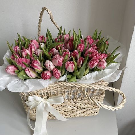 Picnic Basket Flowers, Welcome Basket, 8 Martie, Basket Decor, Boquette Flowers, Florist Shop, Business Lifestyle, Lifestyle Ideas, Romantic Things