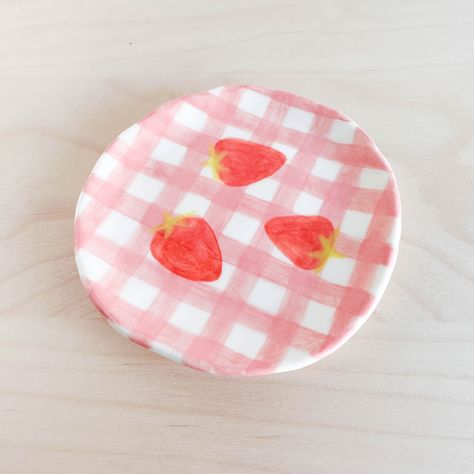 Pottery Underglaze, Strawberry Picnic, Painted Strawberry, Summer Gingham, Picnic Plates, Happy Tea, Diy Pottery Painting, Picnic Aesthetic, Diy Air Dry Clay