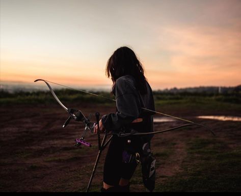 Archery Sport Aesthetic, Recurve Bow Aesthetic, Hunter Girl Aesthetic, Archery Aesthetic Female, Archery Aesthetic Modern, Archery Photography, Archery Aesthetic, Archery Sport, Archery Women