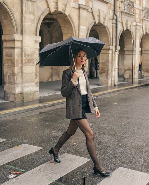 Pantyhose Outfit Winter, Mary Jane Outfit, Mary Jane Shoes Outfit, Mini Skirts Fashion, Casual Work Outfits Women, Instagram Paris, French Girl Style, Streetwear Fashion Women, Casual Work Outfits