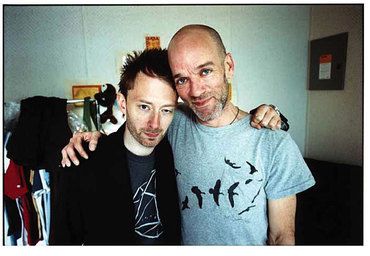 Thom Yorke & Michael Stipe. Colin Greenwood, Michael Stipe, Thom Yorke Radiohead, Ok Computer, Thom Yorke, Silly Photos, Cover Songs, Radiohead, Great Bands