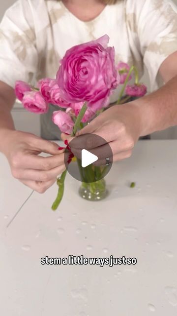 Flower Moxie on Instagram: "There are many different methods of wiring ranunculus. It can vary depending on the stem structure of the ranunculus or where the ranunculus is bent/broken. It’s handy to have all of these tricks in your tool belt!

#weddingflowers #diy #weddingdiy #weddingflowersdecor #ranunculus #diyflowersarrangement" Bouquet Ranunculus, Ranunculus Arrangement, Flower Moxie, Bouquet Tutorial, Flower Arrangements Diy, Tool Belt, Ranunculus, Flower Decorations, Diy Wedding