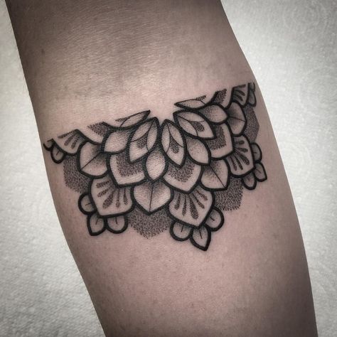 Half Mandala Tattoo Design, Half Mandala Tattoo, Dotwork Tattoo Mandala, Mandala Wrist Tattoo, 2024 Tattoo, Wrist Tattoos Girls, Half Mandala, Mandala Flower Tattoos, Mandala Tattoo Sleeve