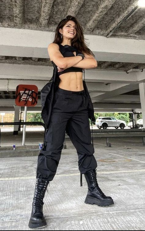 Hanzo Nijijourney Showcase (AI) Techwear Gym Outfit, Warcore Outfits Women, Tall Broad Shoulders Women, Techwear Women Outfit, Women Assassins Outfit, Warcore Outfits, Tech Wear Women, Techwear Outfits Women, Tech Wear Aesthetic