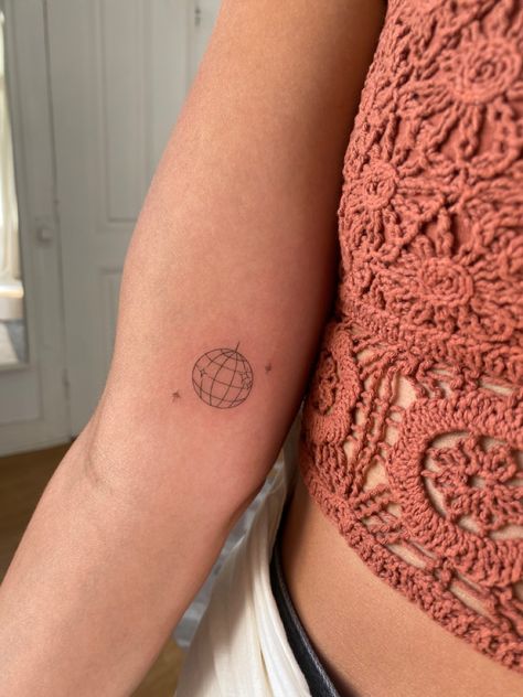 Tattoo Ideas Pretty, Partner Tattoo, Disco Ball Tattoo, Dr Tattoo, Hand Tattoo Ideas, Inner Arm Tattoos, Ball Tattoo, Bestie Tattoo, Taylor Swift Tattoo