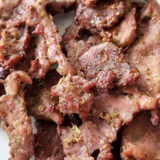 Garlic Pepper Pork Jerky Peppered Jerky Recipe, Jerky Marinades, Dried Meat Recipe, Meal Board, Jerkey Recipes, Jerky Marinade, Masterbuilt Smoker, Pepper Pork, Healthy Thai Recipes