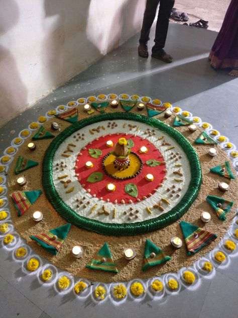 Mickey First Birthday, Thali Decoration Ideas, Rangoli Designs Simple Diwali, Rangoli Side Designs, Diwali Decorations At Home, Rangoli Designs Latest, Simple Rangoli Designs Images, Bridal Gift Wrapping Ideas, Simple Rangoli Border Designs