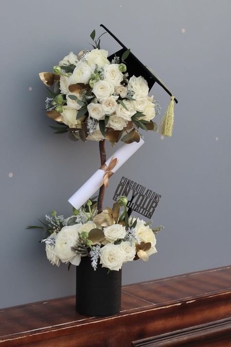 Graduation Flower Arrangements, Bucket Wisuda, Graduation Party Backdrops, Graduation Cap Decoration Diy, Dental Decay, Graduation Bouquet, Graduation Flowers, Birthday Room Decorations, Graduation Party Centerpieces