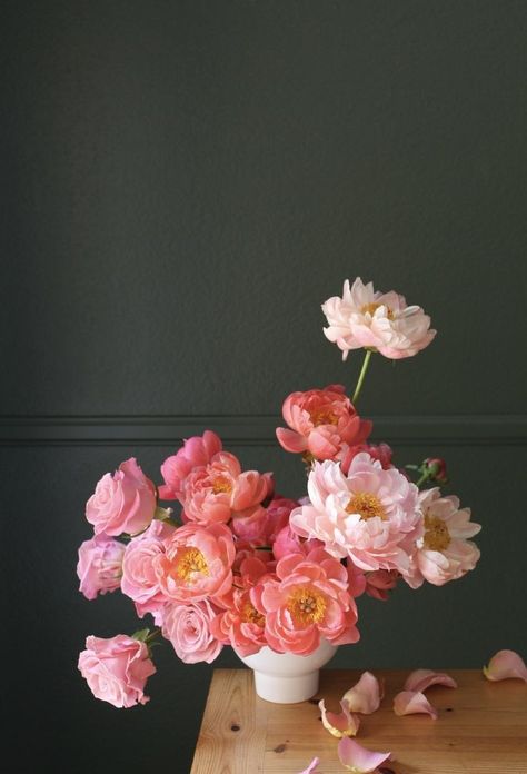 Peony In Bouquet, All Rose Centerpiece, Coral Charm Peonies, Peony Coral Charm, Peony Bouquet Aesthetic, Peony Floral Arrangements, Peonies Flower Arrangement, Pink Peony Arrangement, European Flowers