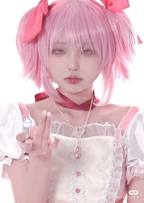 Madoka Magica Cosplay Makeup, Madoka Cosplay Makeup, Side Pose Reference, Pink Hair Cosplay, Model For Drawing, Drawing From Reference, Madoka Magica Cosplay, Madoka Cosplay, Pink Cosplay