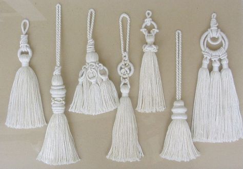 A variety of tassel designs - by Carol Blackburn * when there are adjacent tassels, make the center one longest Pola Macrame, Hantverk Diy, Diy Tassel, Macrame Knot, Macrame Patterns Tutorials, Macrame Ideas, 자수 디자인, Macrame Knots, Macrame Art