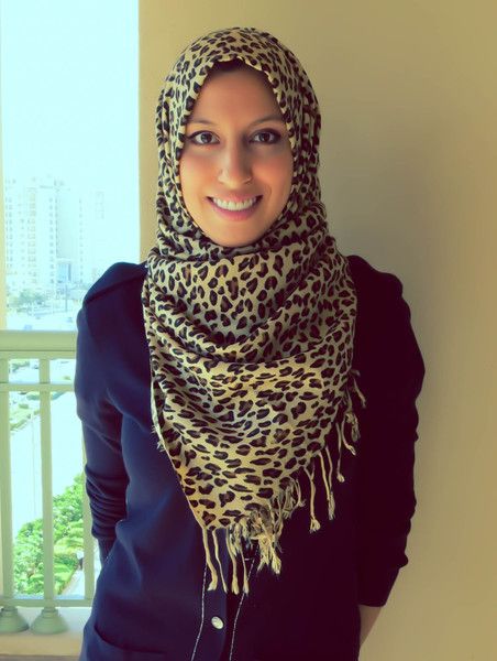 Let your hijab double as a neck scarf..  (Scarf-styling by @HauteHijab : How to wear neck scarves with hijab) School Outfits Sporty, Styles For University, Cute Hijab Styles, Unique Hijab, Haute Hijab, Fashion School Outfits, Winter Hijab, Scarf Styling, Hijab Ideas