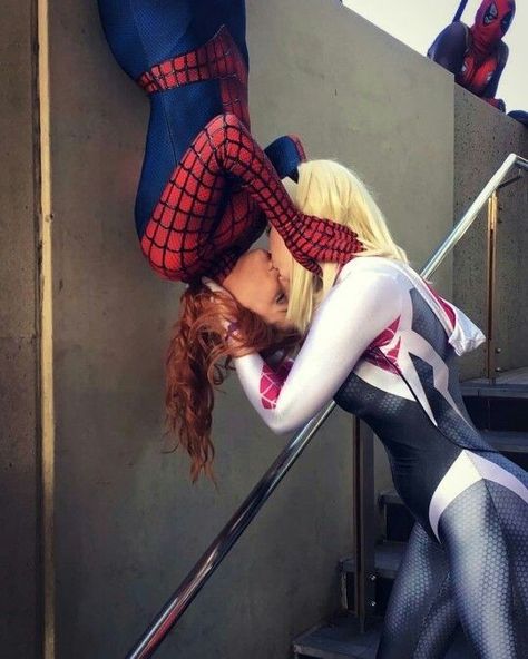 Mary Jane Costume, Spiderman And Gwen, Spider Gwen Costume, Gay Halloween Costumes, Gwen Cosplay, Cute Couples Costumes, Couple Cosplay, Matching Halloween Costumes, Movie Cartoon