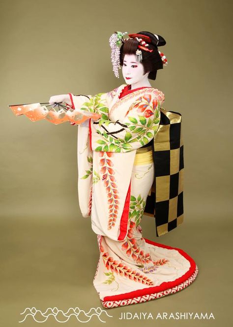 A woman dressed as a kabuki dancer at a kimono photography experience. Bando Tamasaburo, Kabuki Costume, Kyoto Japan Travel, Oc Reference, Japanese Traditional Clothing, Geisha Art, Japanese Clothing, Japanese Geisha, Japan Photo