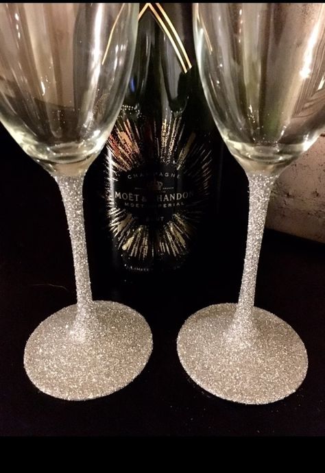 Red Black Party, Flowers Arrangements Ideas, Glass Decor Ideas, Champagne Glasses Wedding, Sparkly Champagne, Quinceanera Photoshoot, Bottle Of Champagne, Decorated Wine Glasses, Glasses Wedding