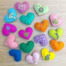 1000 Hearts... - Prue Batten 1000 Hearts Project, Felt Hearts Diy, Wool Hearts, Felt Hearts Crafts, Pocket Hearts, Hope Crafts, Hearts Crafts, Heart Christmas Ornaments, Heart Projects