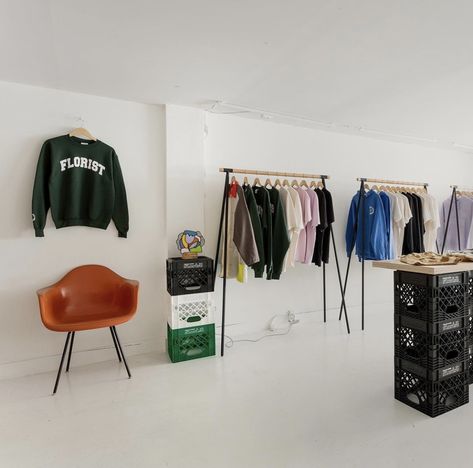 Clothing Office Interior, Pop Up Store Design Ideas Clothing, Streetwear Shop Interior, Studio Shop Design, Small Clothing Store Interior, Fashion Shop Interior, Ruangan Studio, Vintage Thrift Stores, Clothing Display