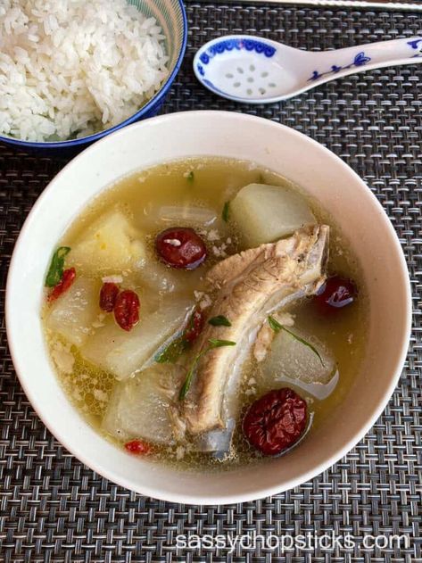 This Chinese winter melon soup pairs the natural sweetness of the winter melon and the rich flavor of rib broth. Winter Melon Soup, Pork Soup Recipes, Soup Chinese, Soup Pairings, Herbal Soup, Melon Soup, Pork Soup, Winter Melon, Ginger Slice